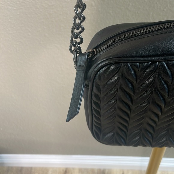 Vera Wang Black Crossbody Bag - Picture 3 of 8